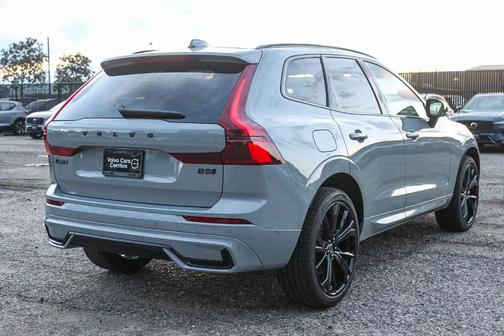 2026 Volvo XC60 B5 Ultra Black Edition