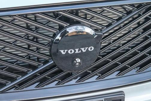 2026 Volvo XC60 B5 Ultra Black Edition