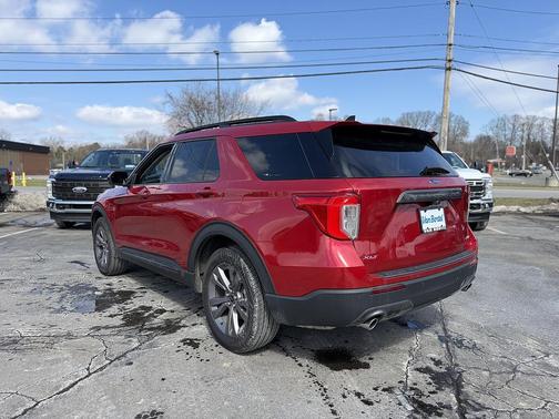 Rapid Red Metallic Tinted Clearcoat 2022 Ford Explorer XLT
