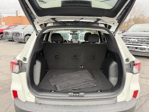 Star White Metallic Tri-Coat 2022 Ford Escape SE