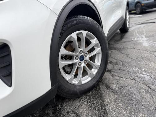 Star White Metallic Tri-Coat 2022 Ford Escape SE