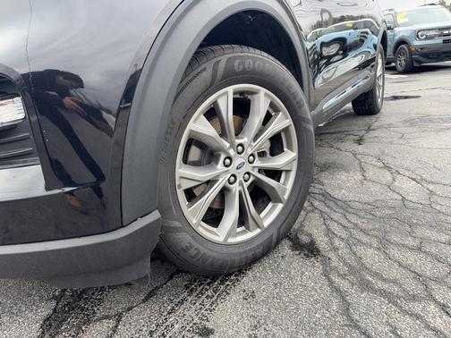 Agate Black Metallic 2022 Ford Explorer XLT
