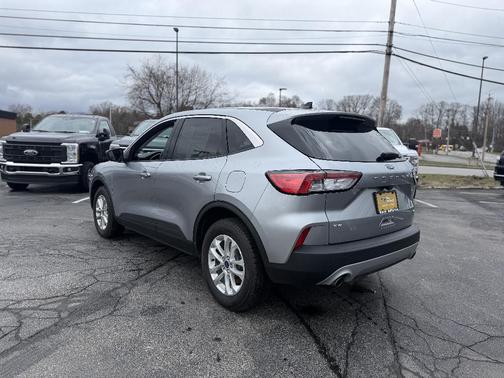 Iconic Silver Metallic 2022 Ford Escape SE