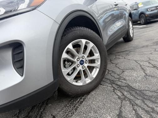 Iconic Silver Metallic 2022 Ford Escape SE