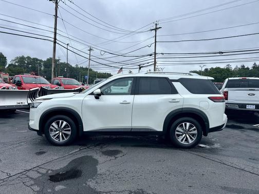 2023 Nissan Pathfinder SL 4WD