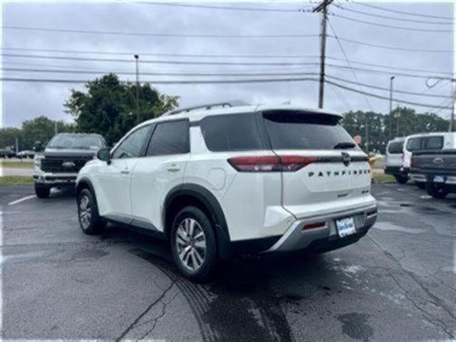 2023 Nissan Pathfinder SL 4WD