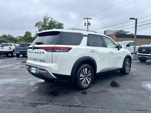 2023 Nissan Pathfinder SL 4WD