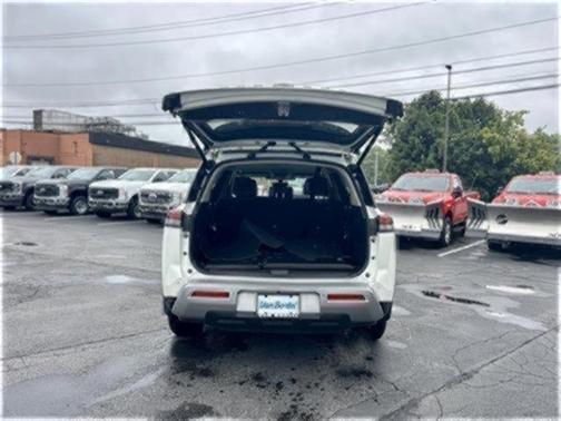 2023 Nissan Pathfinder SL 4WD