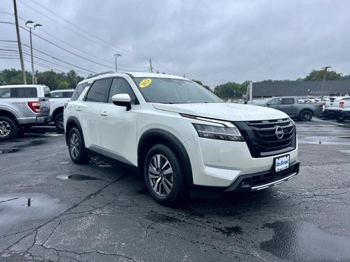2023 Nissan Pathfinder SL 4WD
