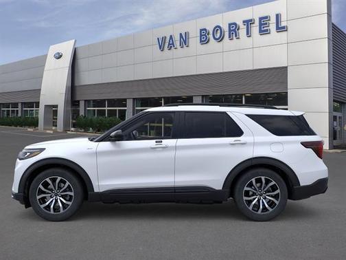 Star White Metallic Tri-Coat 2026 Ford Explorer ST-Line