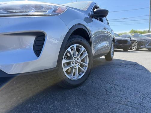 Iconic Silver Metallic 2022 Ford Escape SE