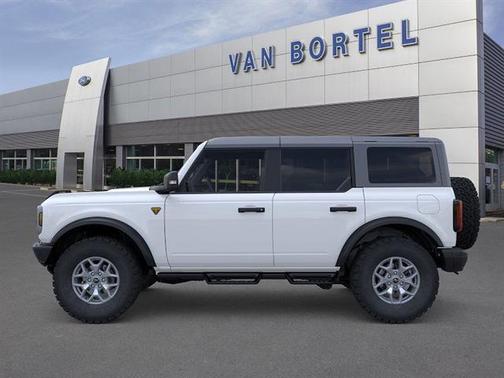 Oxford White 2023 Ford Bronco Badlands