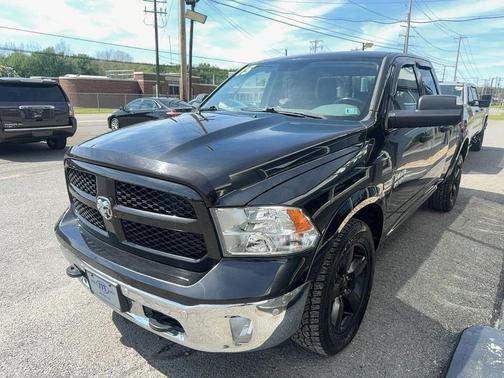Brilliant Black Crystal Pearlcoat 2015 RAM 1500 SLT