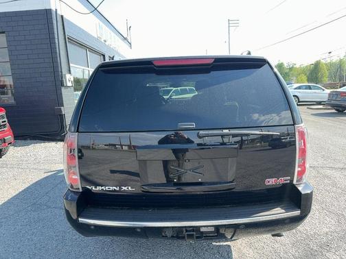 Deep Indigo Metallic 2014 GMC Yukon XL Denali