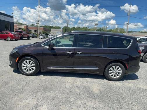 Dark Cordovan Pearlcoat 2019 Chrysler Pacifica Touring L