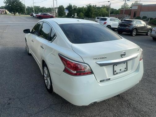Glacier White 2015 Nissan Altima 2.5 SV