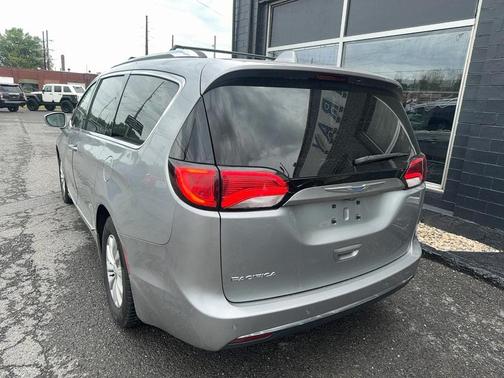 Billet Silver Metallic Clearcoat 2018 Chrysler Pacifica Touring-L Plus