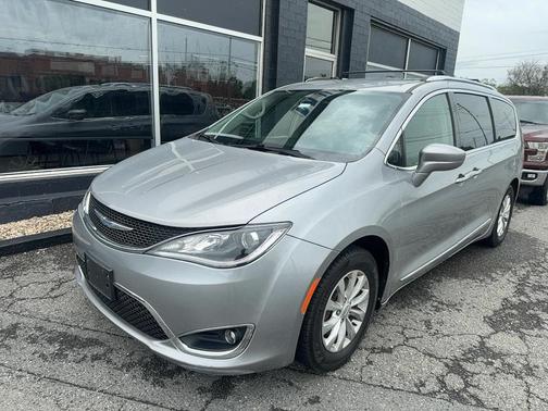 Billet Silver Metallic Clearcoat 2018 Chrysler Pacifica Touring-L Plus