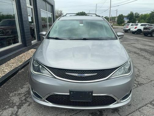 Billet Silver Metallic Clearcoat 2018 Chrysler Pacifica Touring-L Plus
