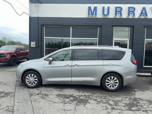 Billet Silver Metallic Clearcoat 2018 Chrysler Pacifica Touring-L Plus