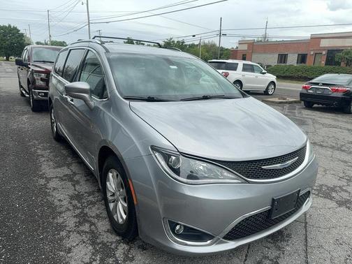Billet Silver Metallic Clearcoat 2018 Chrysler Pacifica Touring-L Plus
