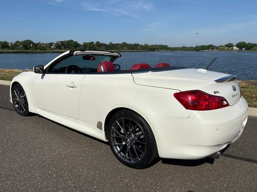 White 2015 INFINITI Q60 IPL