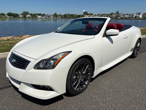 White 2015 INFINITI Q60 IPL