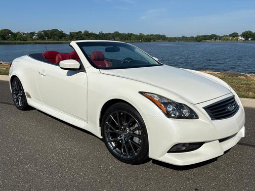 White 2015 INFINITI Q60 IPL