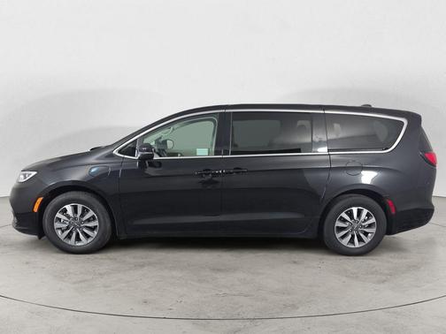 Brilliant Black Crystal Pearlcoat 2023 Chrysler Pacifica Hybrid Touring L