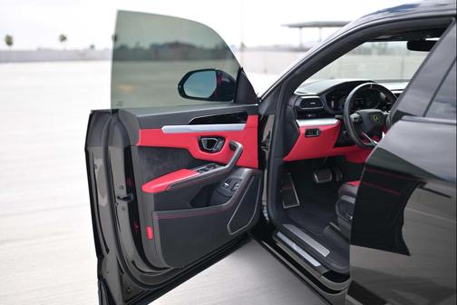2021 Lamborghini Urus Graphite Capsule