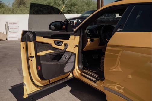 Giallo Inti Pearl 2021 Lamborghini Urus SPORT UTILITY 4D