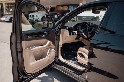 BLACK 2023 Porsche Cayenne Platinum Edition