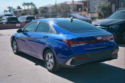 2025 Hyundai ELANTRA SE
