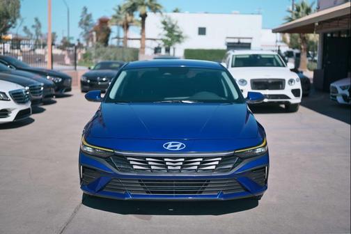 2025 Hyundai ELANTRA SE