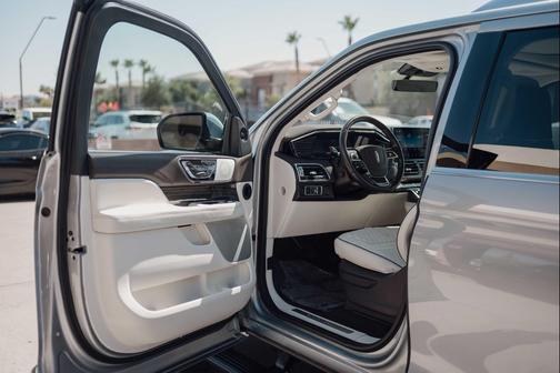 Silver Radiance Metallic Clearcoat 2023 Lincoln Navigator Black Label