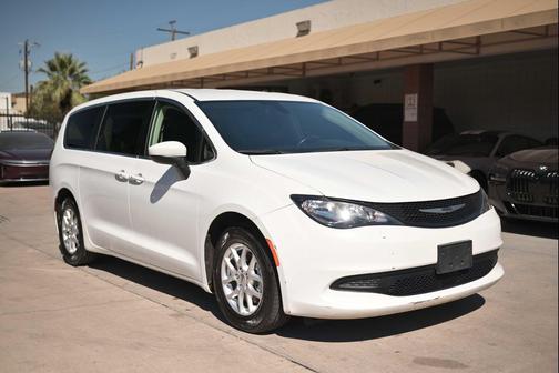 2022 Chrysler Voyager LX