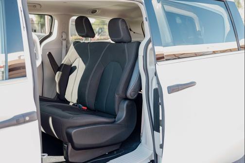 Bright White Clearcoat 2022 Chrysler Voyager LX