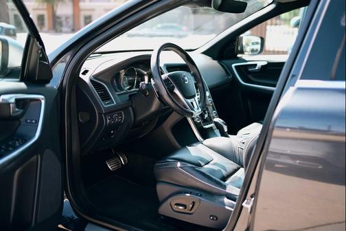 2016 Volvo XC60 T6 Drive-E R-Design Platinum