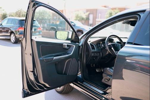 2016 Volvo XC60 T6 Drive-E R-Design Platinum