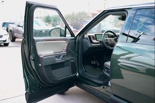 2024 Rivian R1S Adventure Quad Motor Large Pack