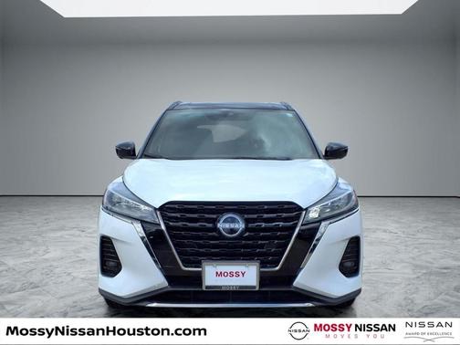 Aspen White / Super Black 2023 Nissan Kicks SR
