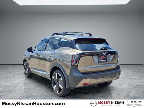 Canyon Bronze M 2025 Nissan Kicks SR