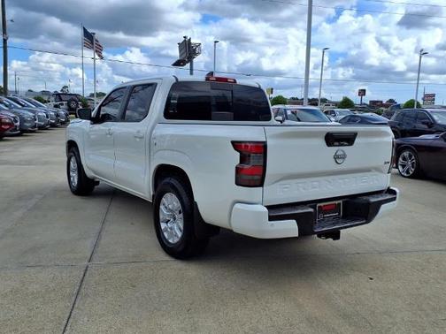 2024 Nissan Frontier SV