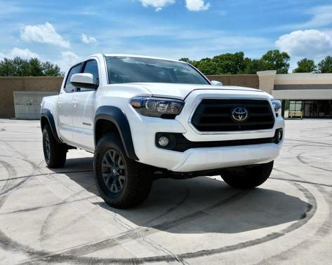 White 2022 Toyota Tacoma SR5