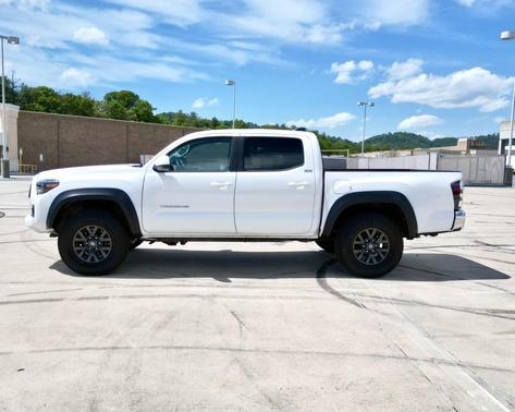 White 2022 Toyota Tacoma SR5