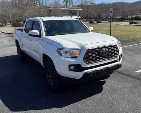 White 2023 Toyota Tacoma SR5