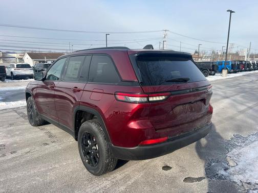 2025 Jeep Grand Cherokee Laredo