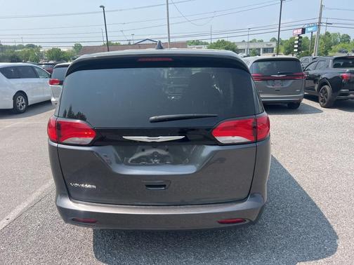 2023 Chrysler Voyager LX