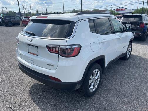 Bright White Clearcoat 2024 Jeep Compass Latitude