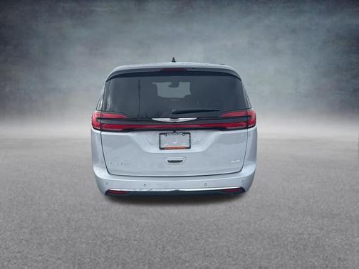Silver Mist Clearcoat 2026 Chrysler Pacifica Select